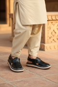 Kaptan Chappal Black - Standing